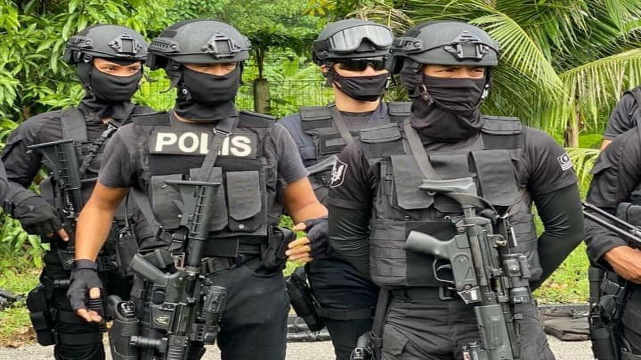 枪手追杀失误连连，掉枪、落帽、跌倒现场惊险滑稽