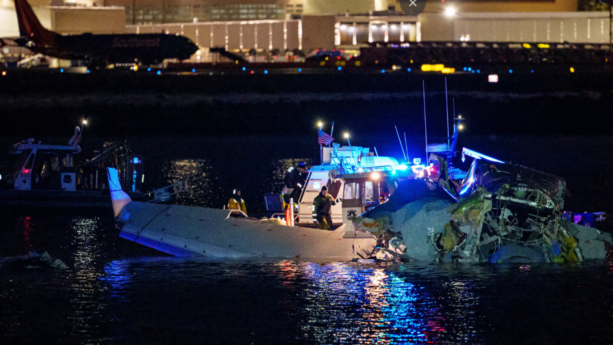 军机与客机相撞坠毁 里根机场紧急关闭 18人不幸遇难