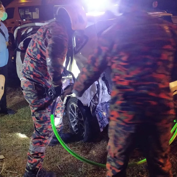 SPM毕业生车祸｜轿车失控撞防护栏 2死3伤