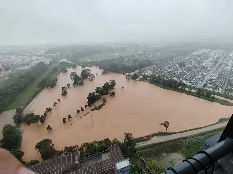 柔佛五县陷入水灾 2836人撤离 58个疏散中心投入使用