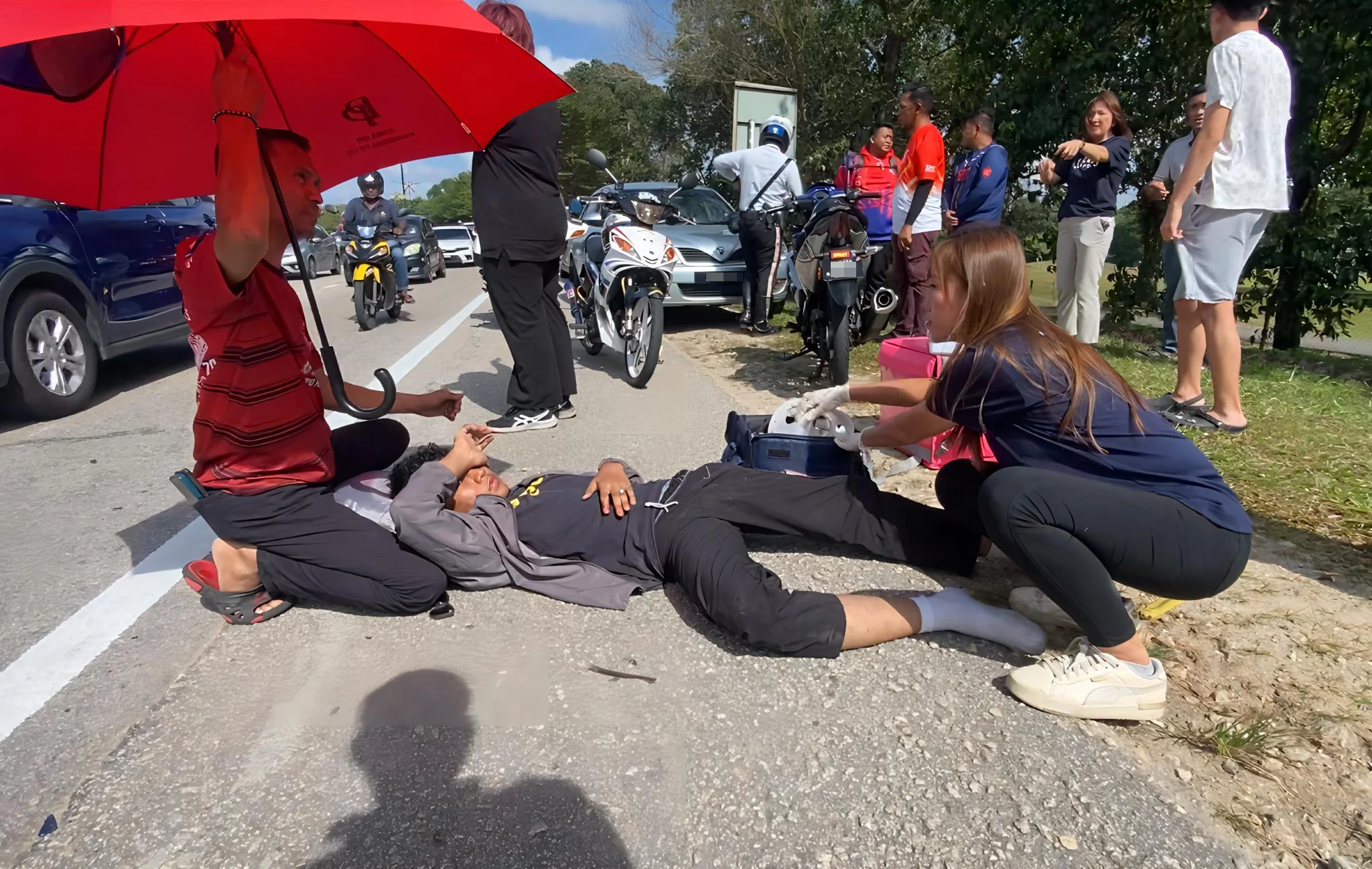 送餐员车祸受伤 父亲现场撑伞守护令人动容