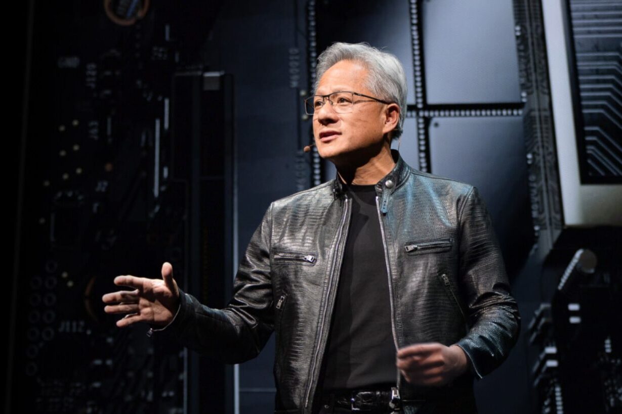 黄仁勋卖股票买奔驰